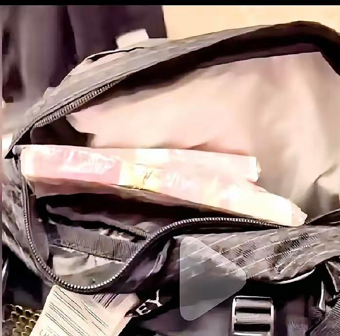 最近刷到个消息，有人出国旅游特意带了一沓冥币，说想以防海关索贿，结果在埃及海关还