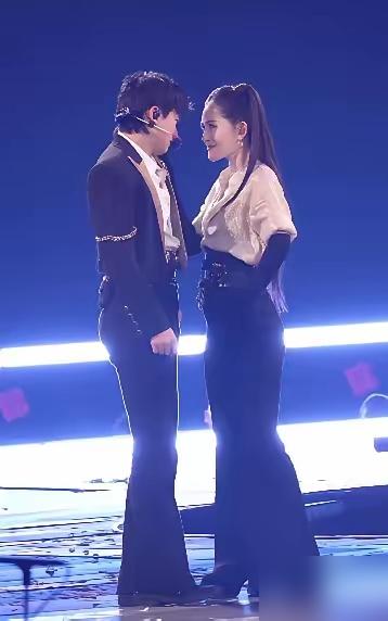 别再问梁静茹给没给谢娜勇气了。我告诉你，是20年攒下的国民好感度，给了她直接从你