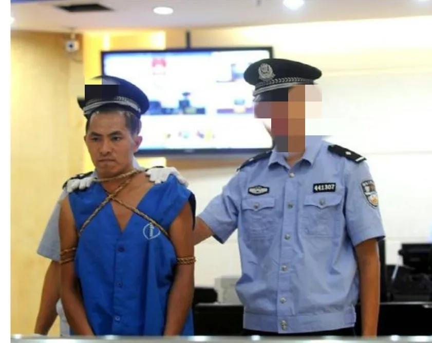 2012年，广东江门，死刑犯孙双新，留下的最后一张照片，镜头中的他已经被五花大绑