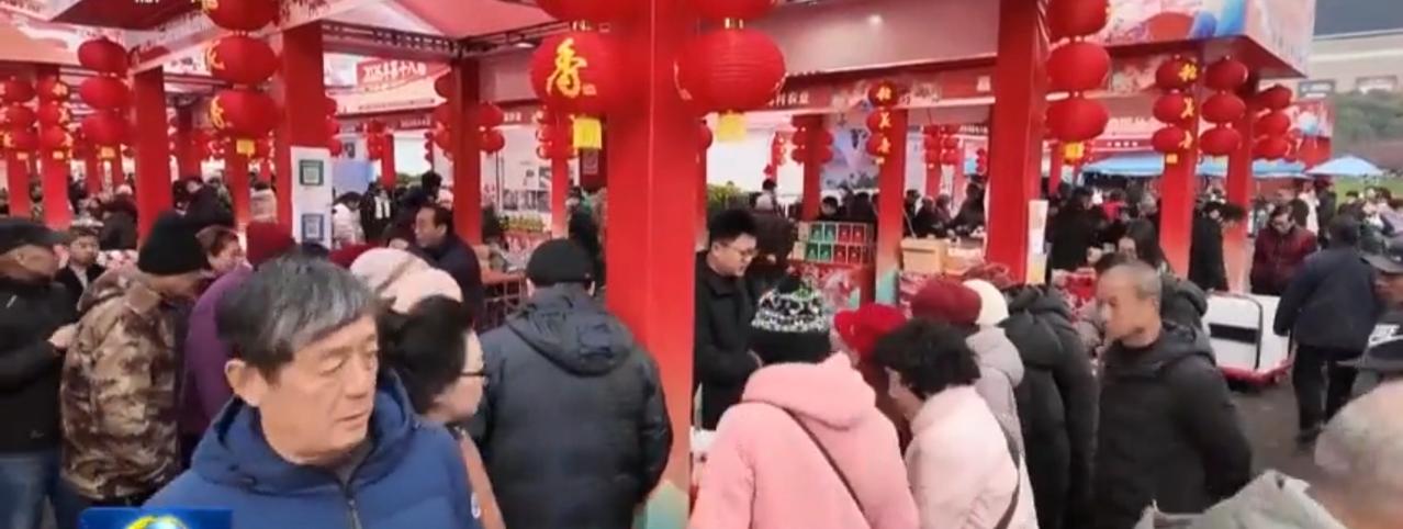 红灯笼高挂的集市里年味正浓，红帐篷连成热闹的长街，摩肩接踵的人群里满是欢声笑语。