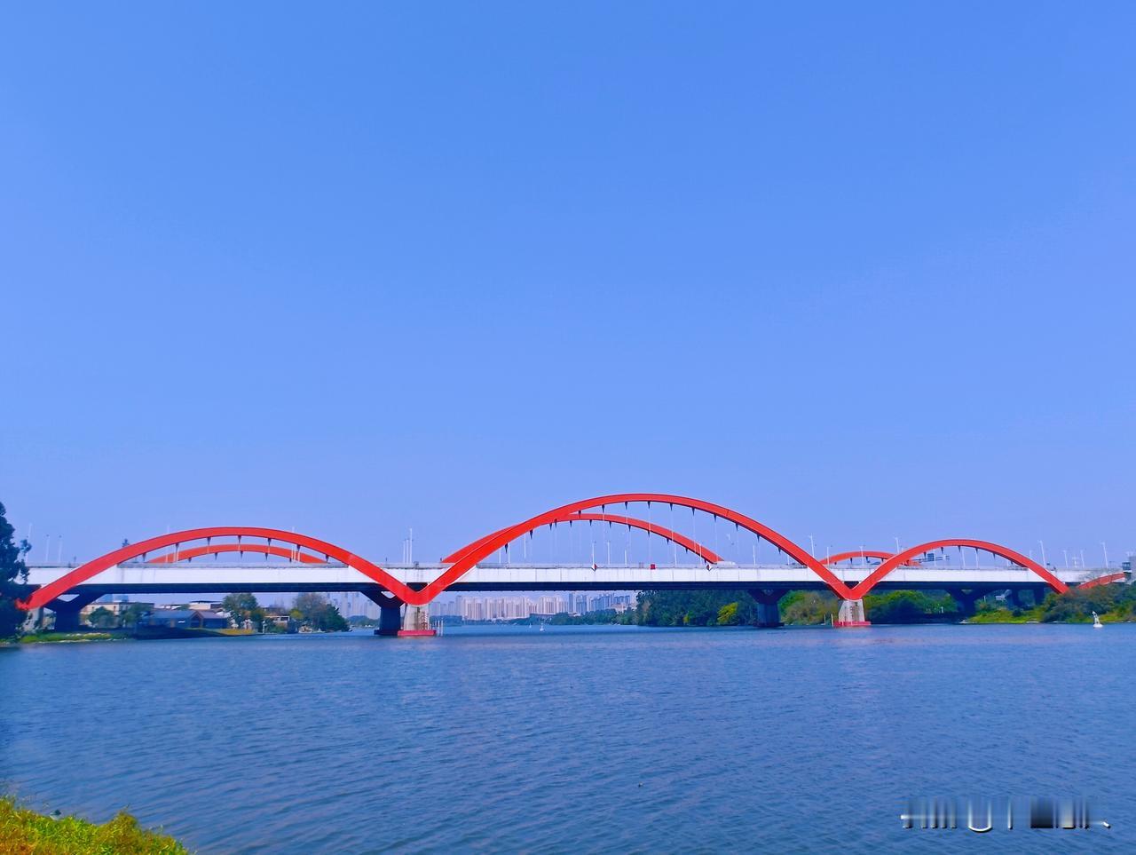 福建省漳州市马洲大桥是九龙江西溪上最年轻的大桥之一（比芝山大桥早三周通车）。
大