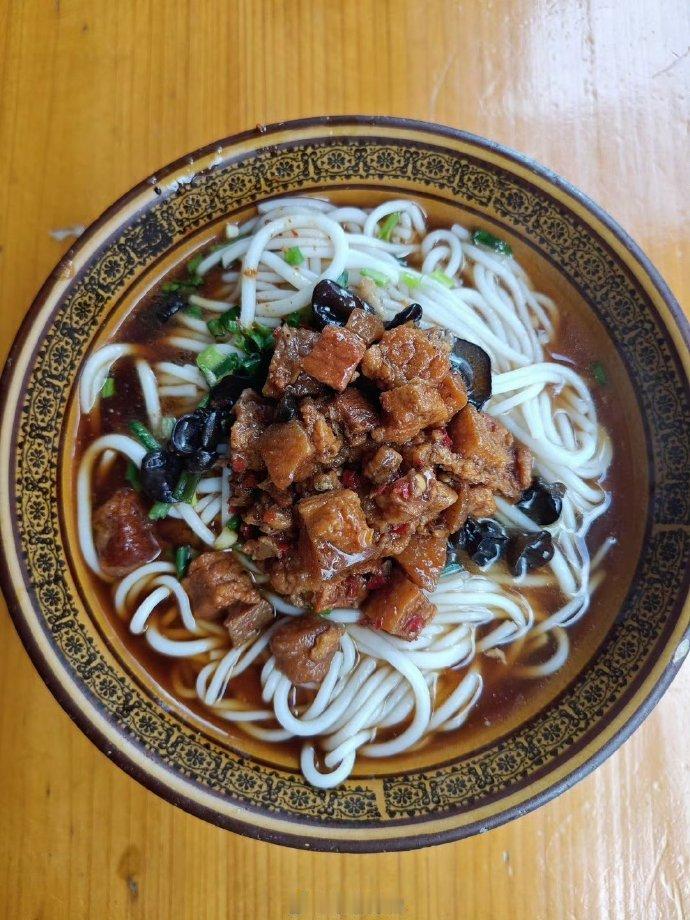 美食博主努力和张雪蹭一下关系，他是怀化麻阳人，这是我拍的麻阳老臊子粉，麻阳冰糖橙