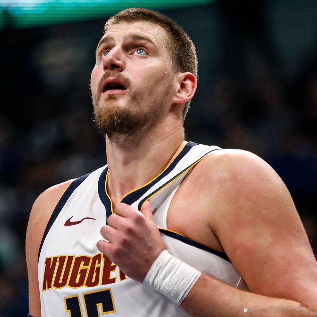 约基奇左膝受伤，本场比赛不会回归！掘金vs热火