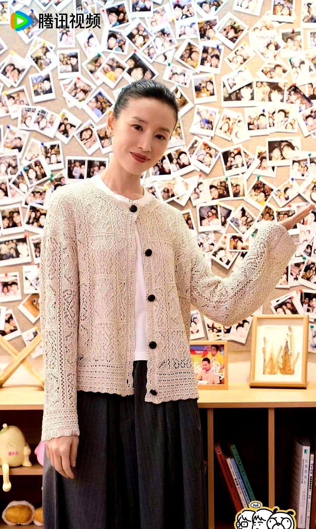 董洁上节目，没滤镜没修图，脸一出来，全网安静了。
不是美得炸裂，是越看越顺眼，越