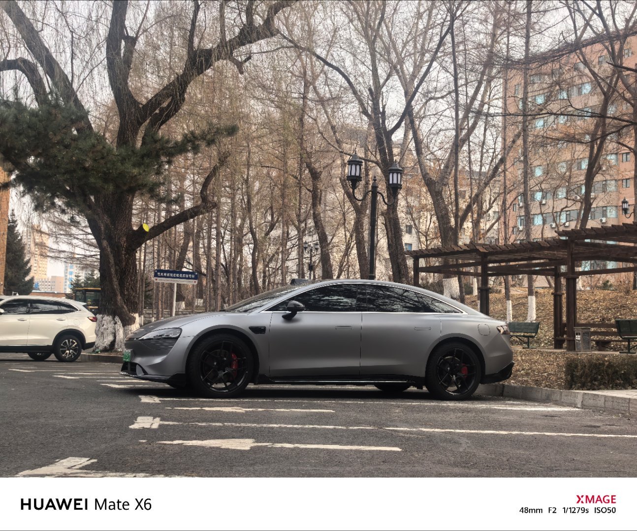 偶遇一台智界S7，银色+熏黑，帅鸿蒙智行