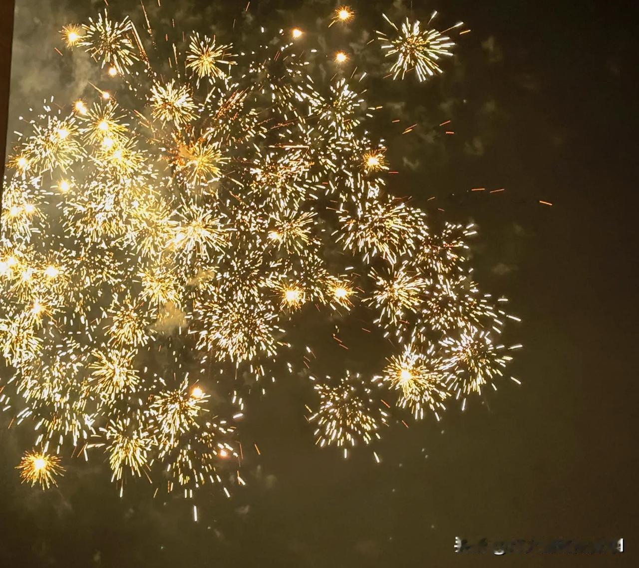 走到楼下还看了一波烟花🎆
夜空似墨，翘首仰望，烟花如流星般蹿上高空，猛地炸开，