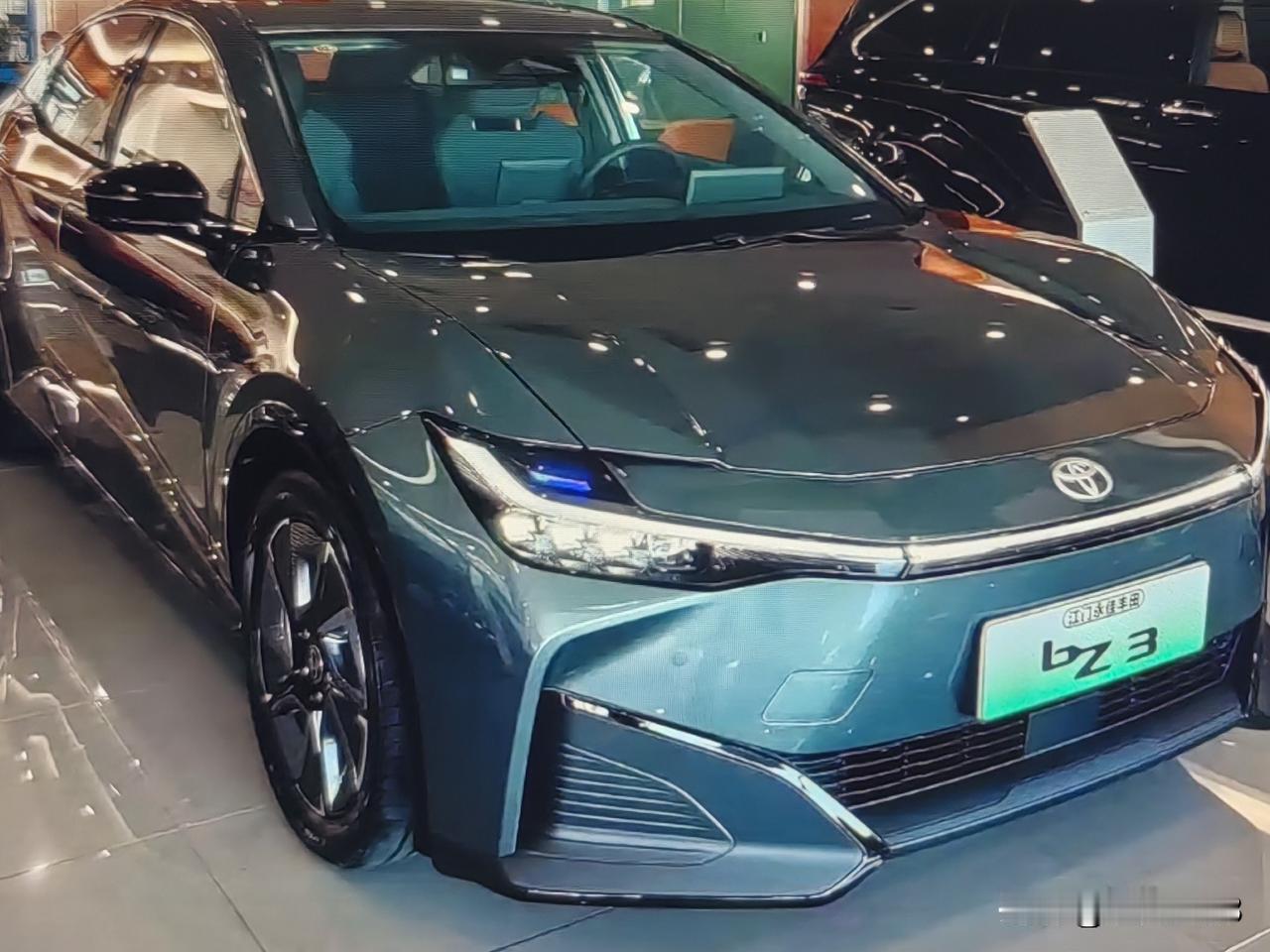 一汽丰田bZ3智享家于2025年12月31日上市的纯电中型轿车，给我们提供了四款