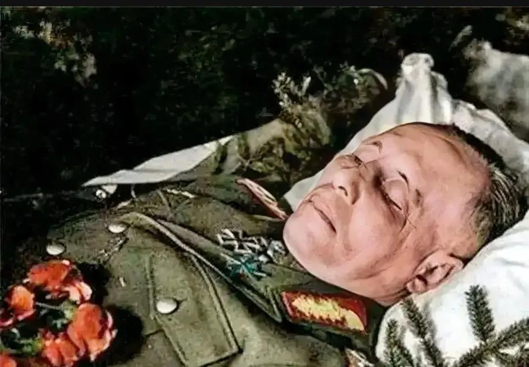 1944年，隆美尔的最后遗容，照片中的他身穿军服，看起来遗容安详，仿佛已经远离了