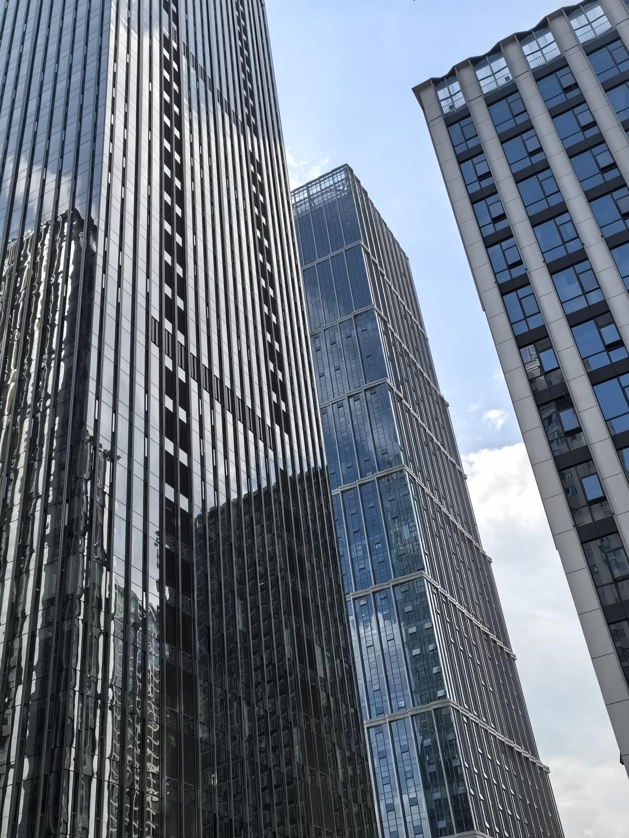 今天巫家坝的风让我体会到了，前两年在云南拍的电影叫去有风的地方了。虽然是在大理拍