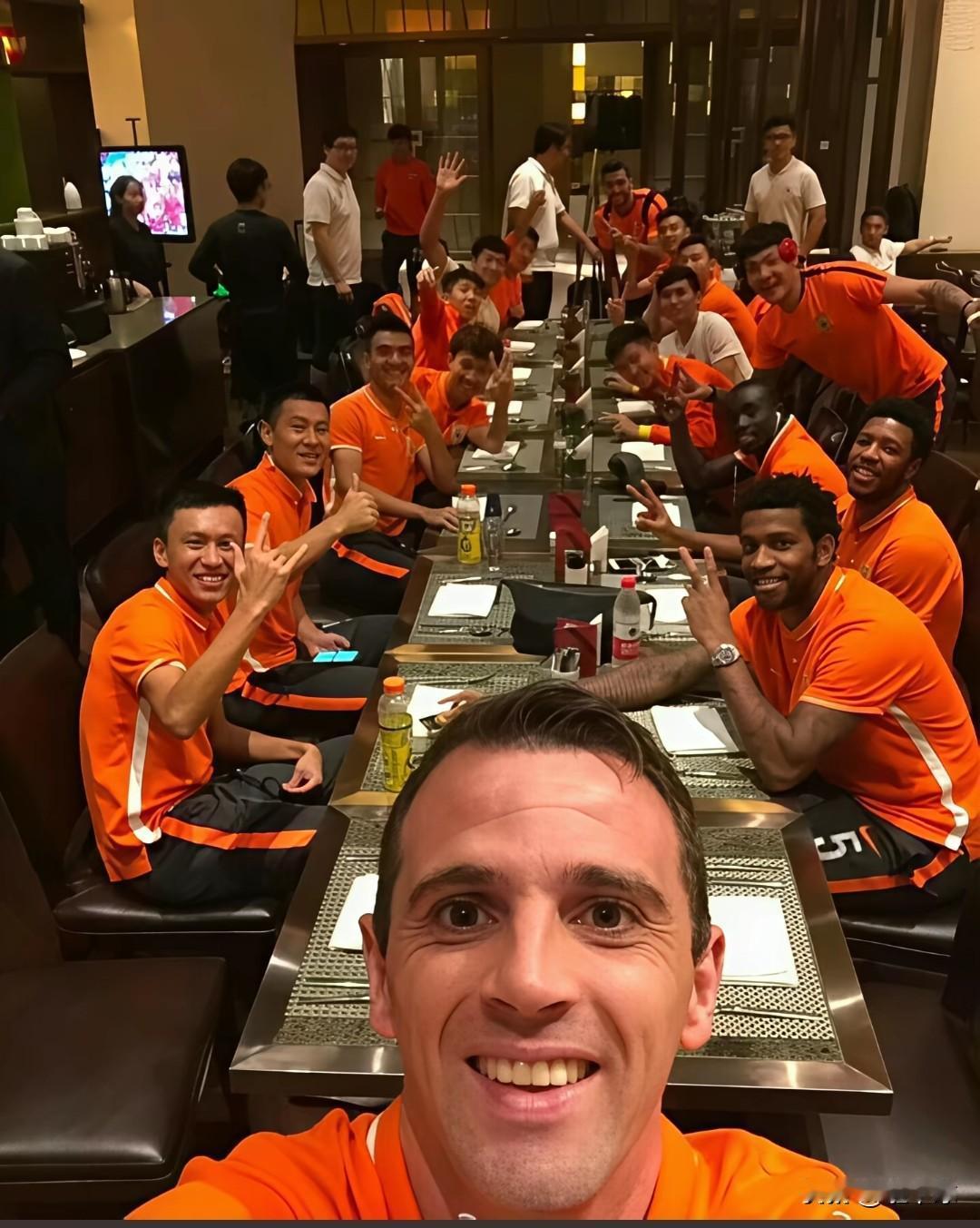 山东泰山队一张老照片，能认出10人以上的真是铁杆粉丝！
外援：蒙蒂略，吉尔，柚西