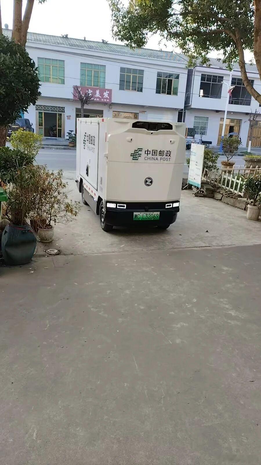 原来不只有滴滴，邮政也搞起了无人送货车。 