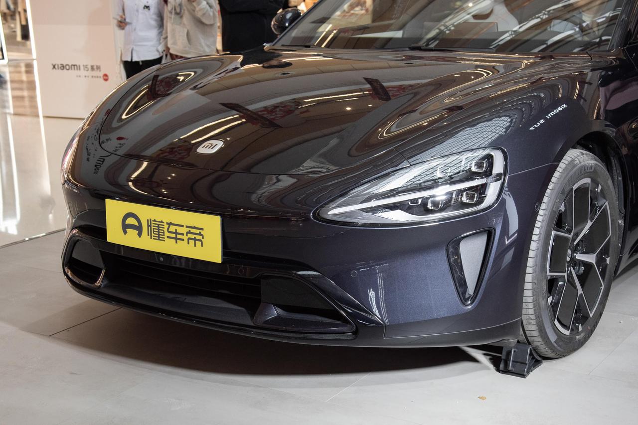 造型设计：小米 SU7 的整车采用经典溜背轿跑式的造型，车长近五米，尺寸为 49