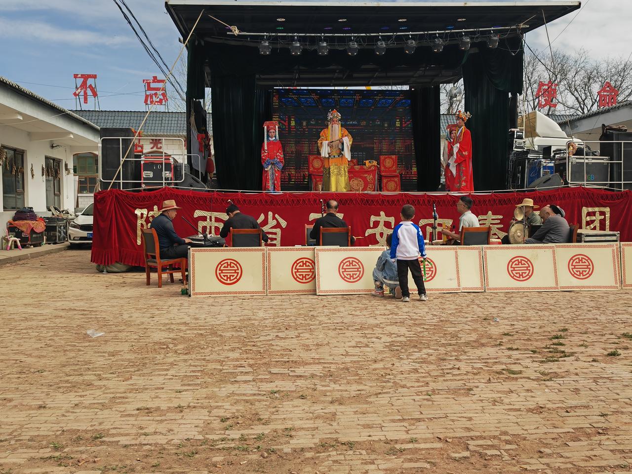 台上三千年，台下观众十三岁。

台上演尽三千年沧桑、生死轮回、爱恨离合；台下观众