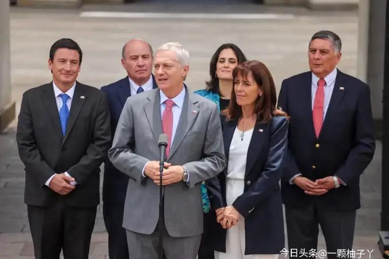 智利新总统卡斯特刚上任三天，连出几记实招，风格干脆直接。他宣布赦免2019年抗议