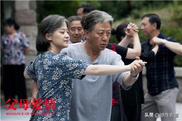 现在的年代剧还是年代剧吗？年代剧太假了，演员一个个又美又帅，妆容精致，服装又时髦