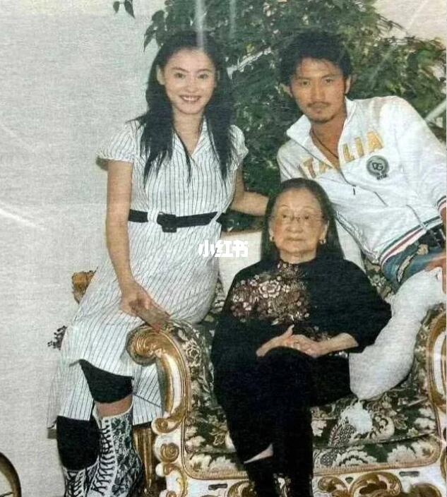 谢霆锋的奶奶和爸爸太像了！ 谢霆锋的奶奶真是女版谢贤，两人五官一模一样...