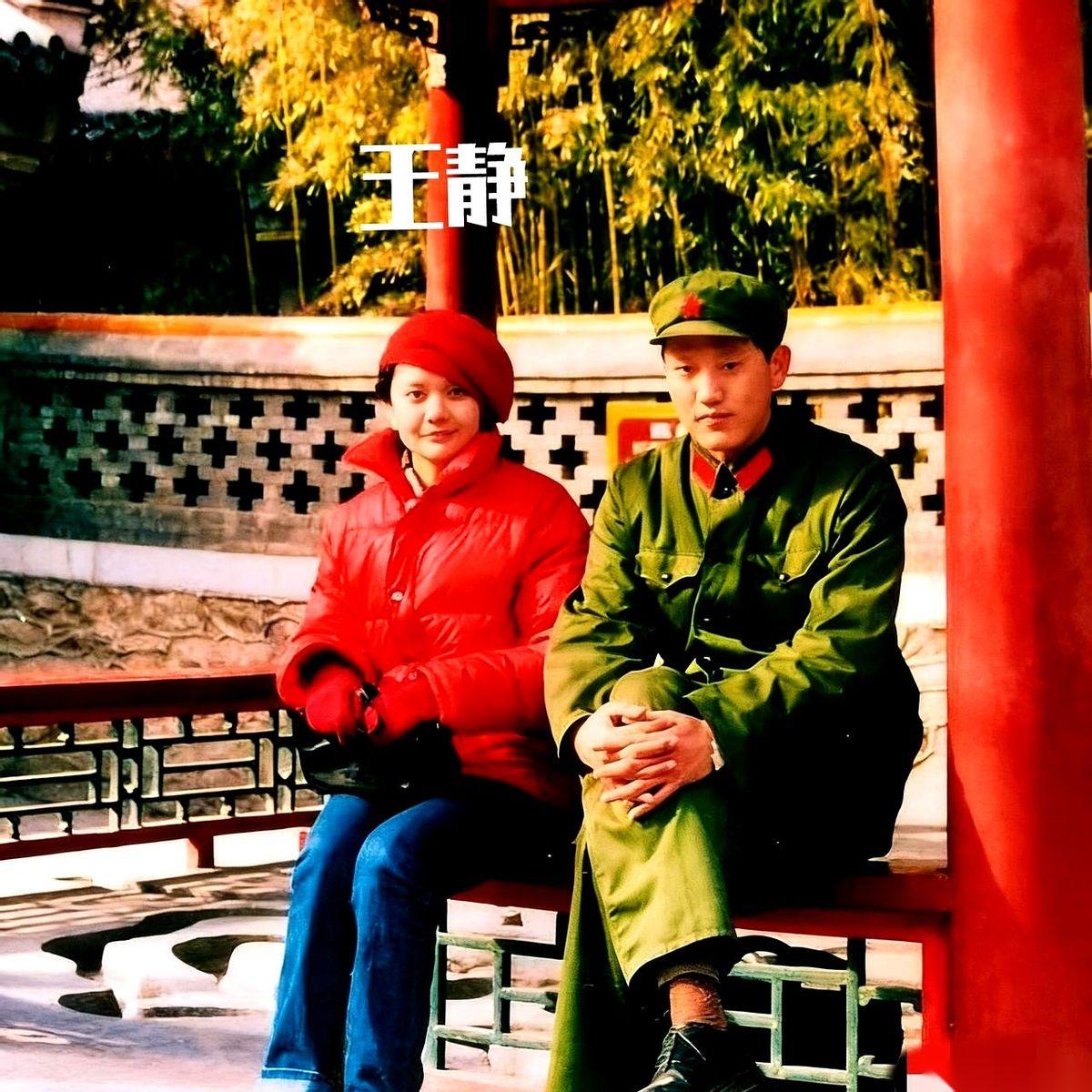 90年，前脚刚跟原配孔祥明离了婚，后脚就娶了歌唱家王静。
为啥？
因为人家肚子里