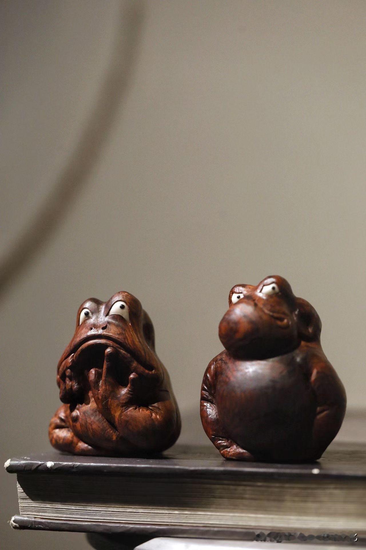 这对“趣蛙”，看着轻松，其实很耐看。

海黄紫油梨的底色沉静，油润内敛，纹理细密