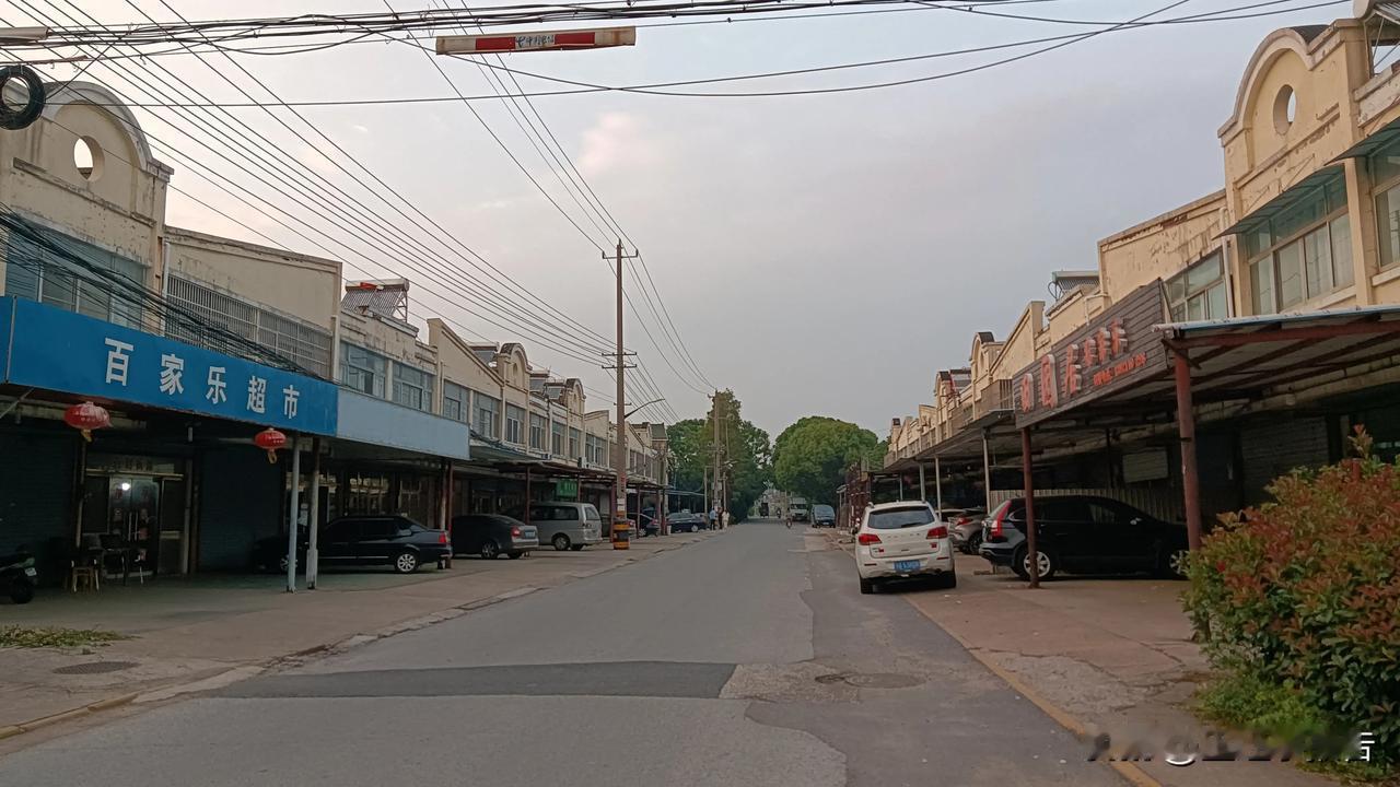 位于无锡市经开区华庄街道的周潭村随着拆迁的推进，目前大多数居民已经离开村庄搬迁到