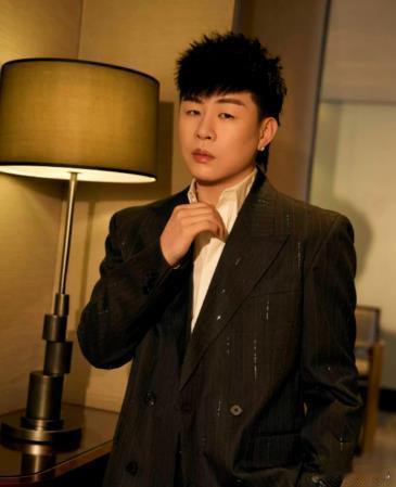 关于老胡捞到小姐姐易梦玲一事，许多网友再次不希望二人能好。上一个还是爽妹子。尽管