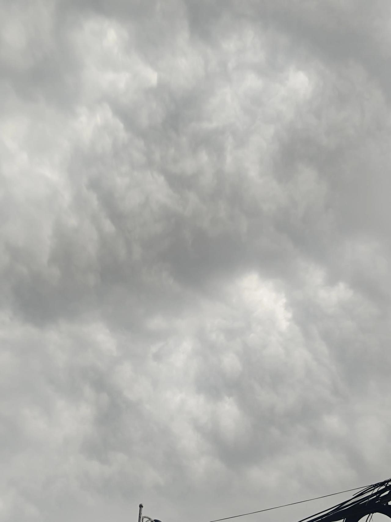 这雨说下就下啊，这雨下在了大家都要下班的时间点上啊，真的是有点恼火啊！