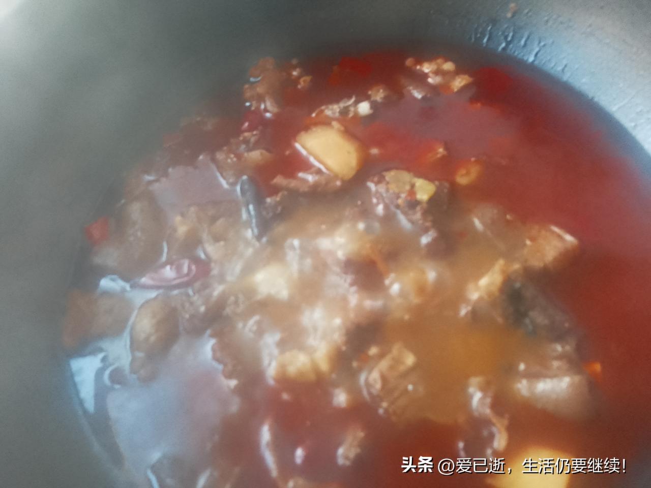 春日生活打卡季记录春日今晚我和儿子的晚餐。一个黄焖羊肉个蒜蓉粉丝血贝+虾和一碗番