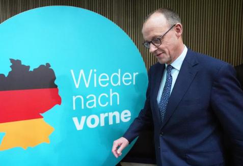 欧盟强行敲定900亿欧元无息贷款援助乌克兰，这笔天价巨款刚拍板，欧洲内讧彻底摆上