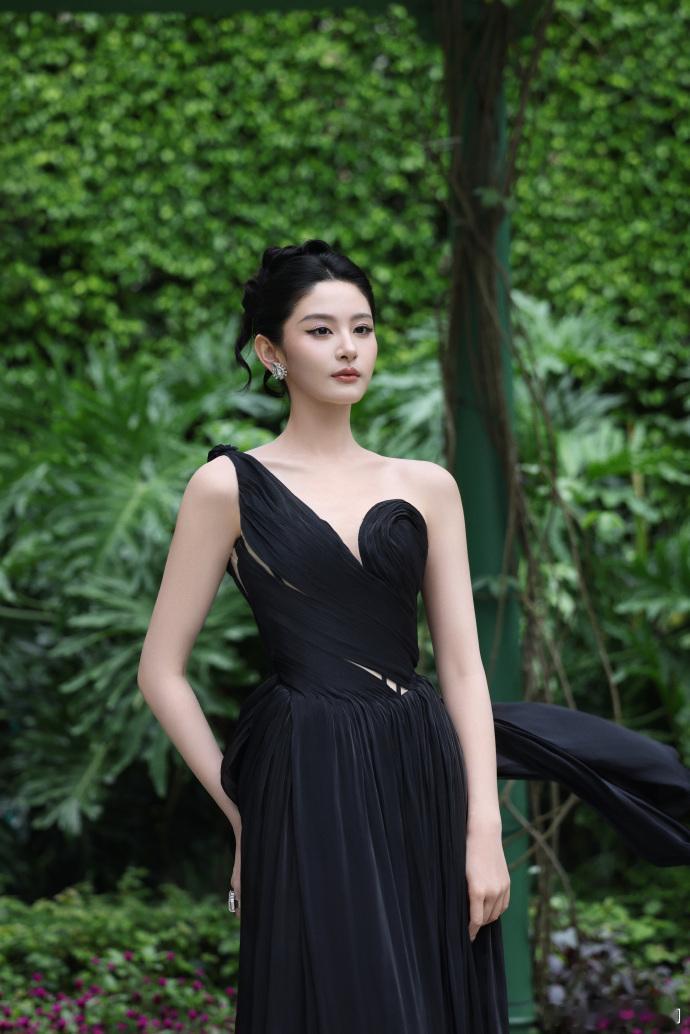 赵晴古装实力认证赵晴努力有收获 细腻灵动的古装演绎，是赵晴日积月累打磨出的表演底