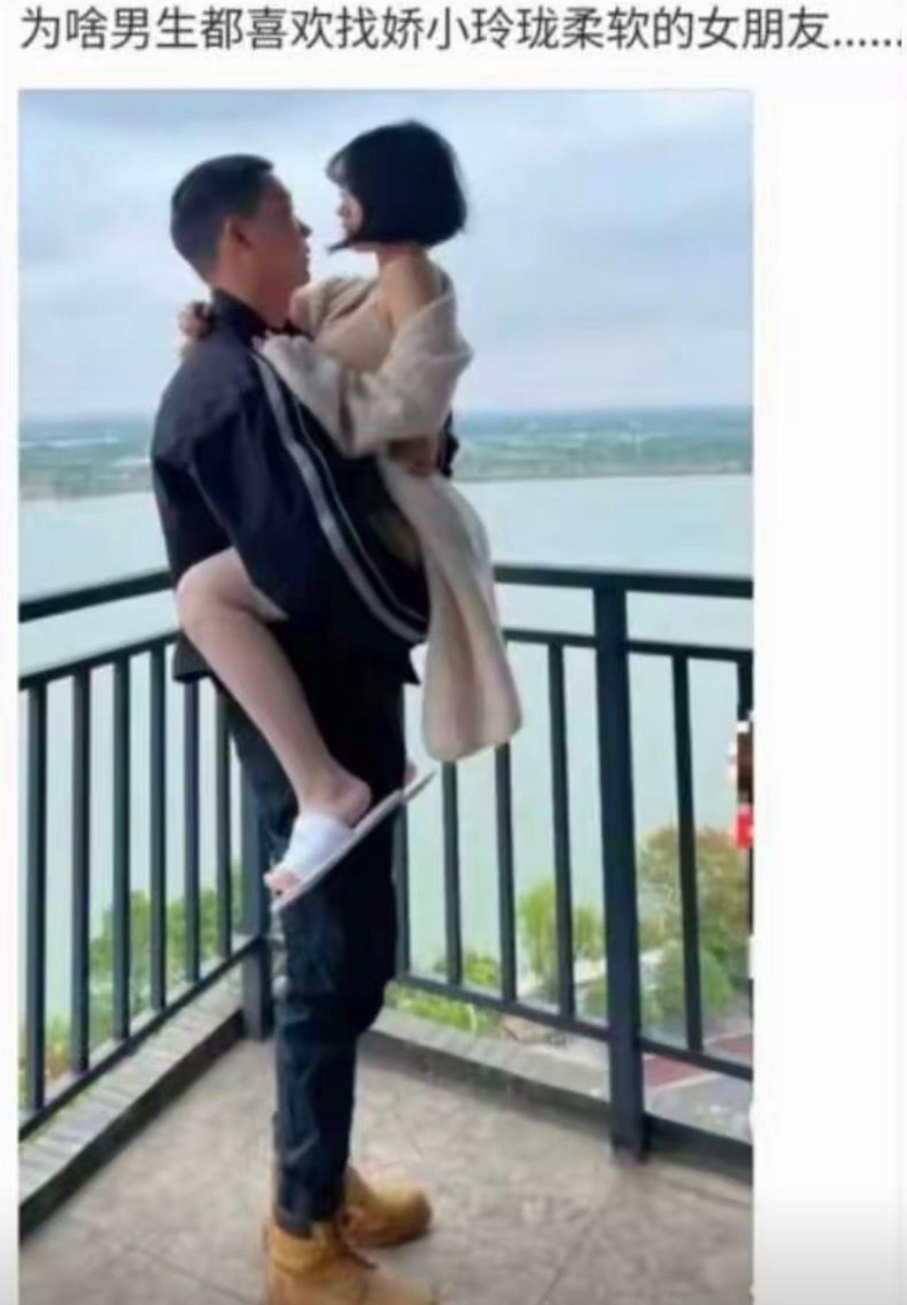 男生偏爱娇小玲珑的女生，哪是图软萌好哄？全是藏着小心思：吵架时单手就能把她抱起来