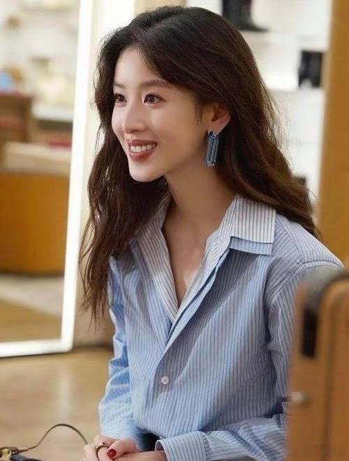 章泽天 烫头需谨慎 从奶茶妹妹到商业精英，章泽天早就不止清纯一个标签了。换个发型