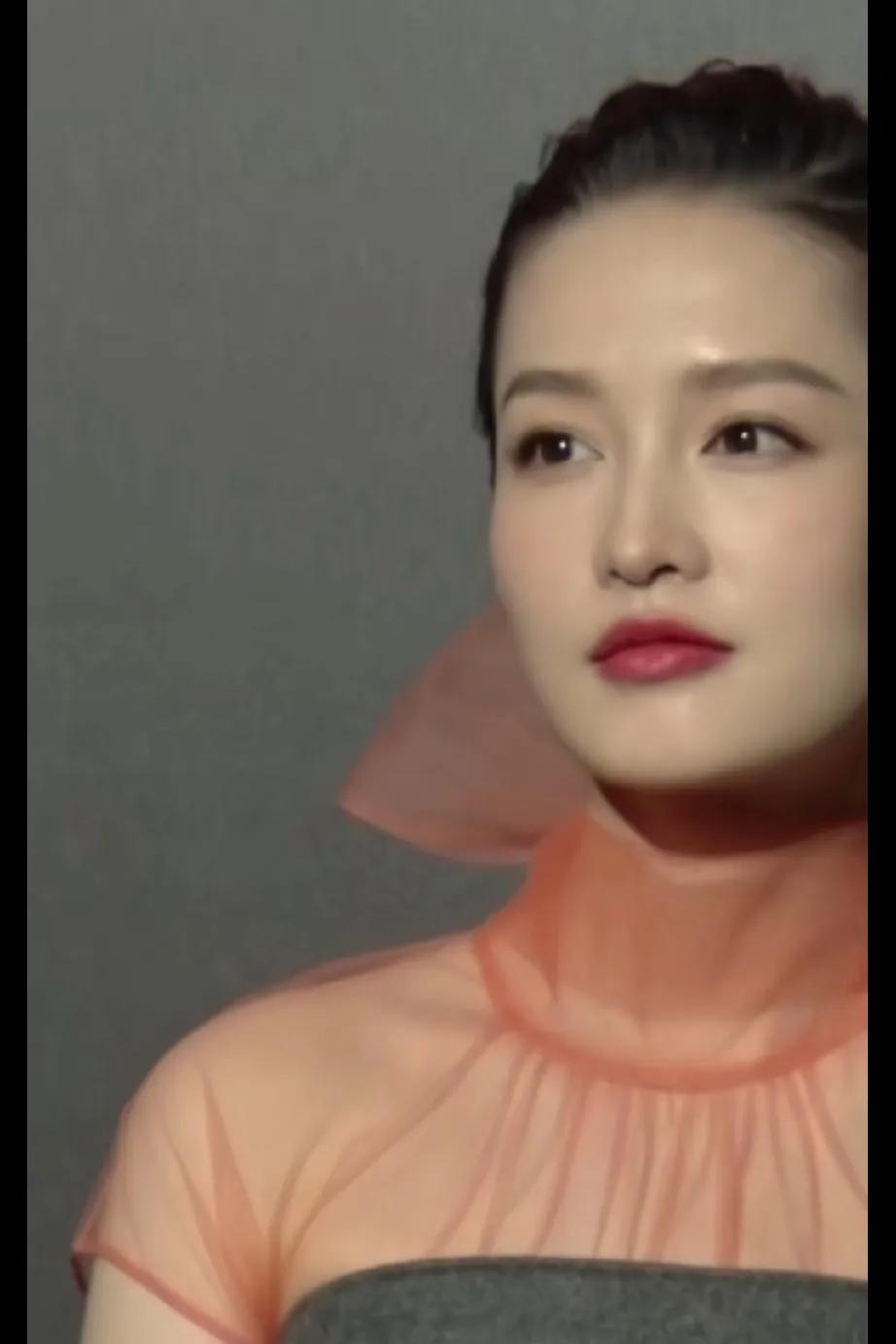 一个好像是整容医生说她超美，永远不要动
她应该去拍林徽因，简直重生
我一个女的可