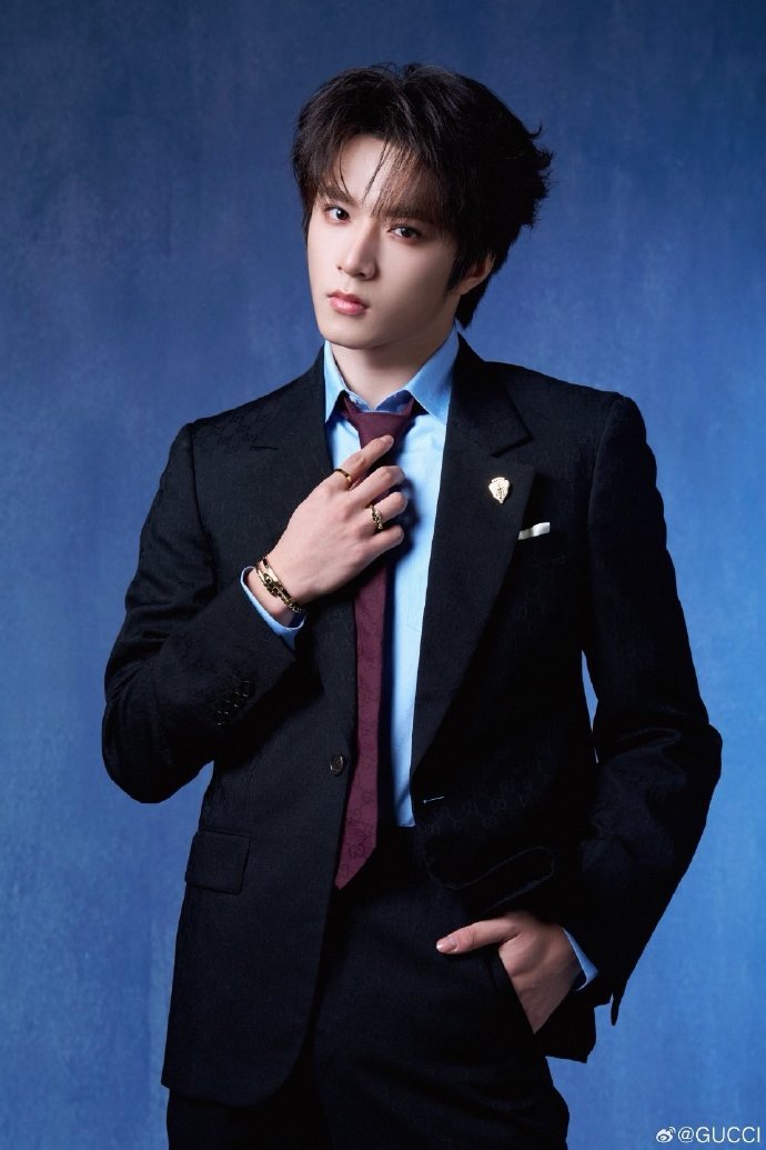 古驰官博认领刘耀文 古驰认领了刘耀文 古驰官博认领刘耀文微博之夜服装，咱就说这个