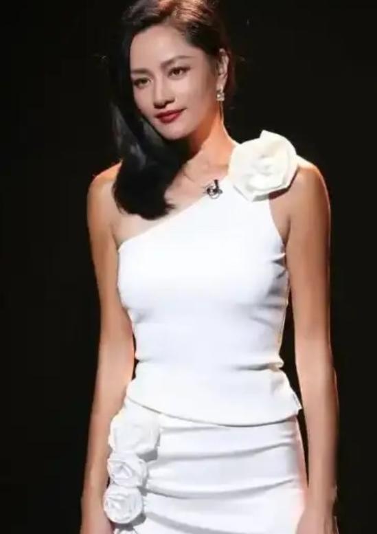感动不等于爱情！她在罗中旭发生车祸瘫痪在床时为他端屎端尿。罗中旭感动发誓非她不娶