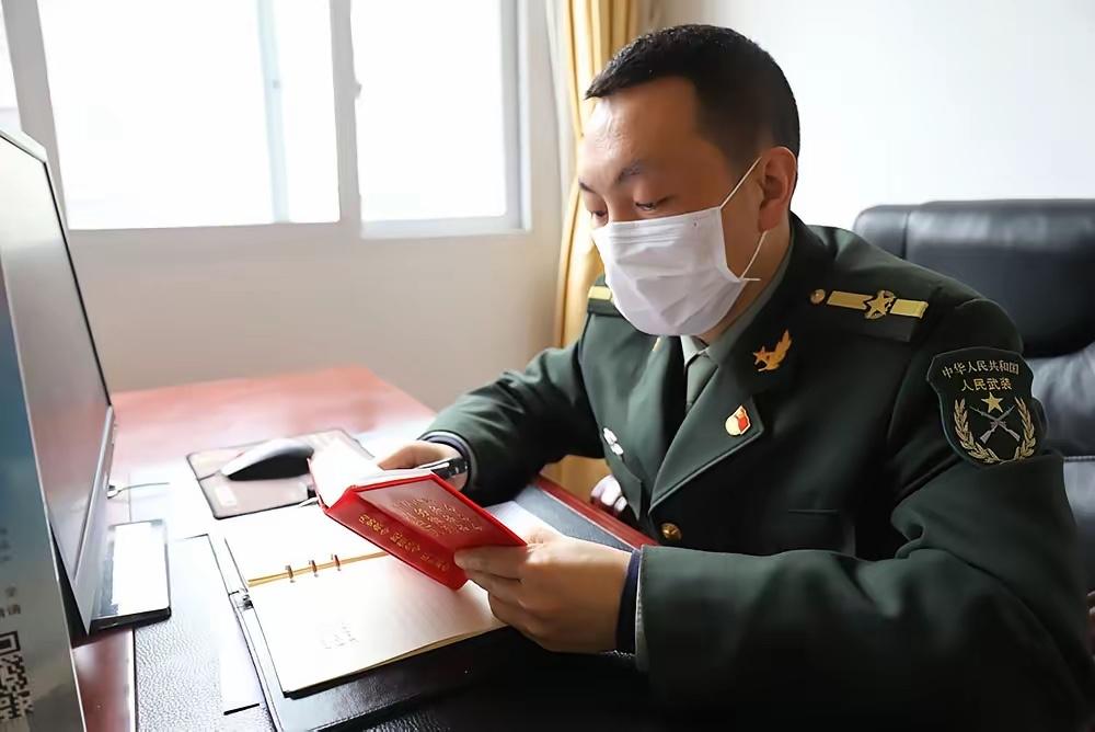 从肩章来看，这位是什么级别领导