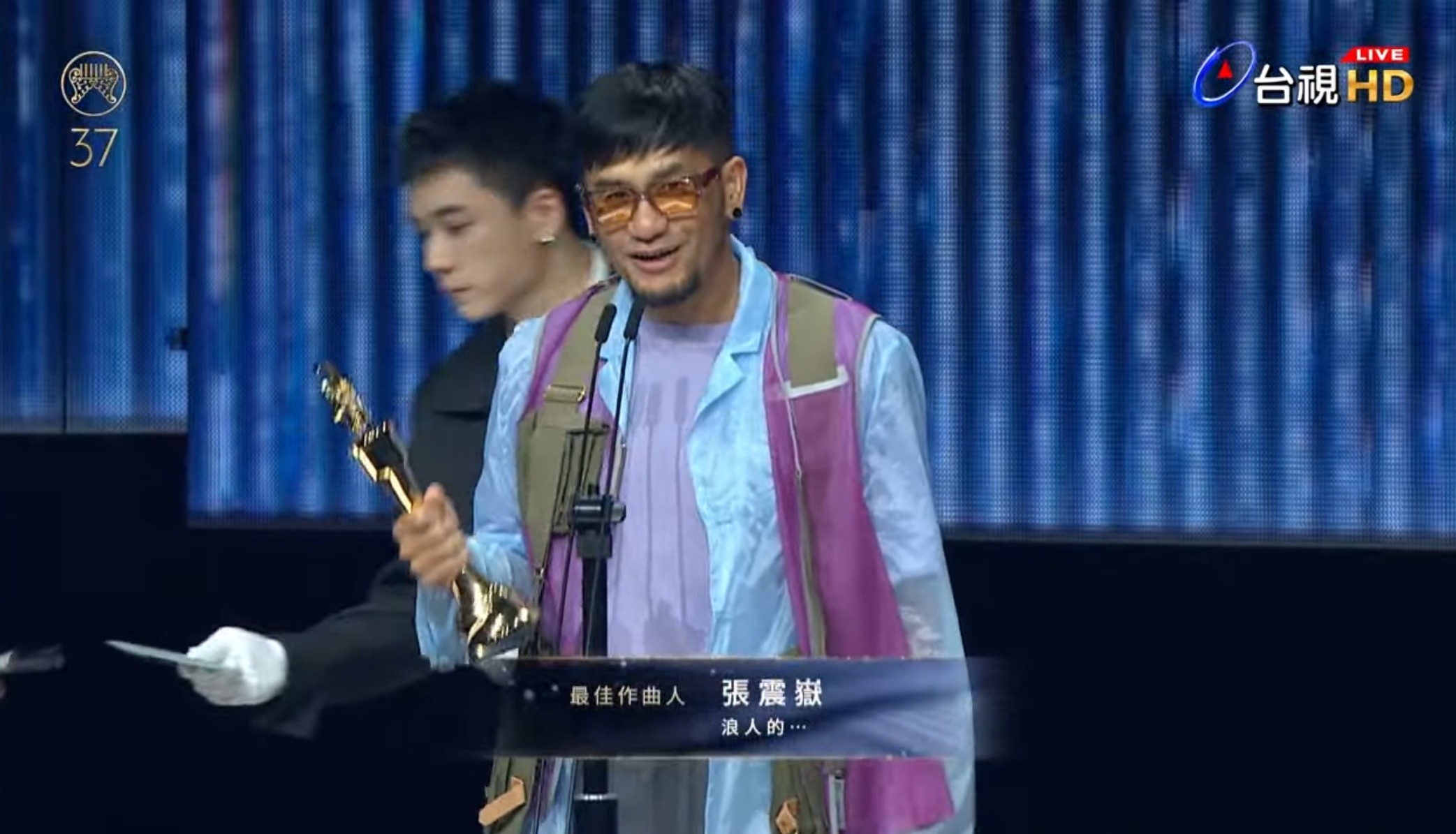 我们歌王先上来随便领个奖热热身恭喜37届金曲奖 最佳作曲人 张震岳「浪人的...