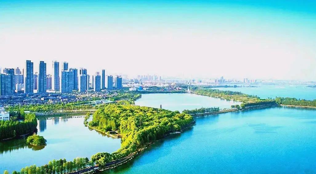 上联：耕田种地犁岁月
下联：舞文弄墨写春秋

班门弄斧，请友友们批评指正！