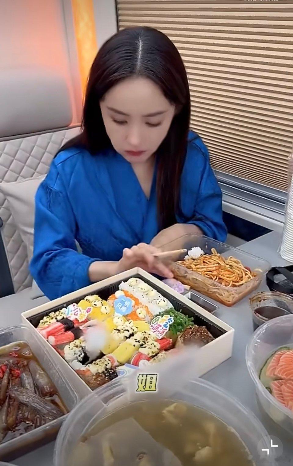 杨幂就吃了一个寿司一口面这也太自律了吧 明星不是一般人能当的呀 深圳