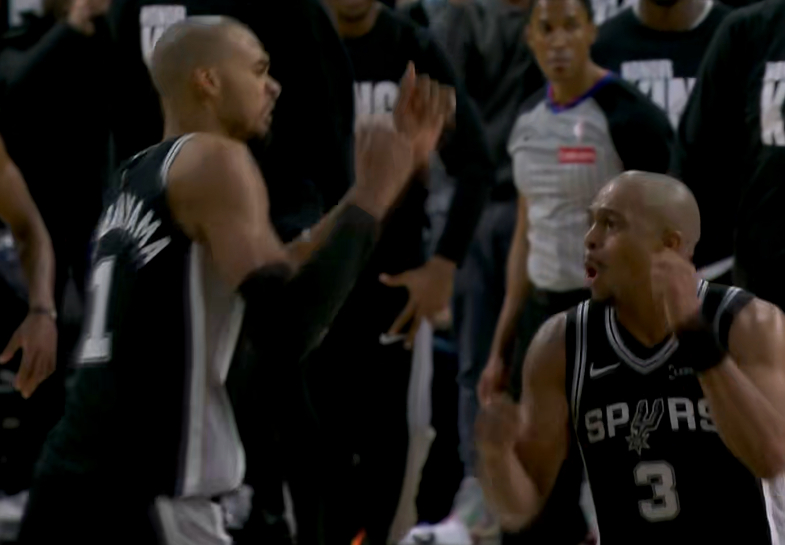 文班一个帽，凯尔登一个三分。两位高僧