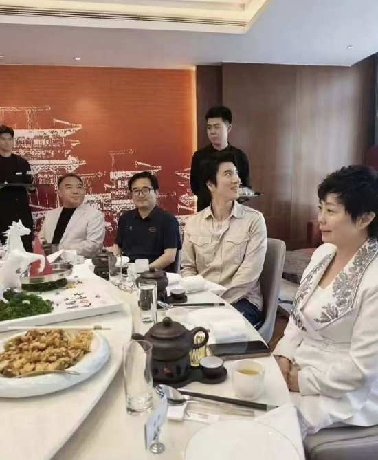 王力宏现身比亚迪高层饭局，请他代言基本没跑了。2月25号他就去了深圳坪山的比亚迪