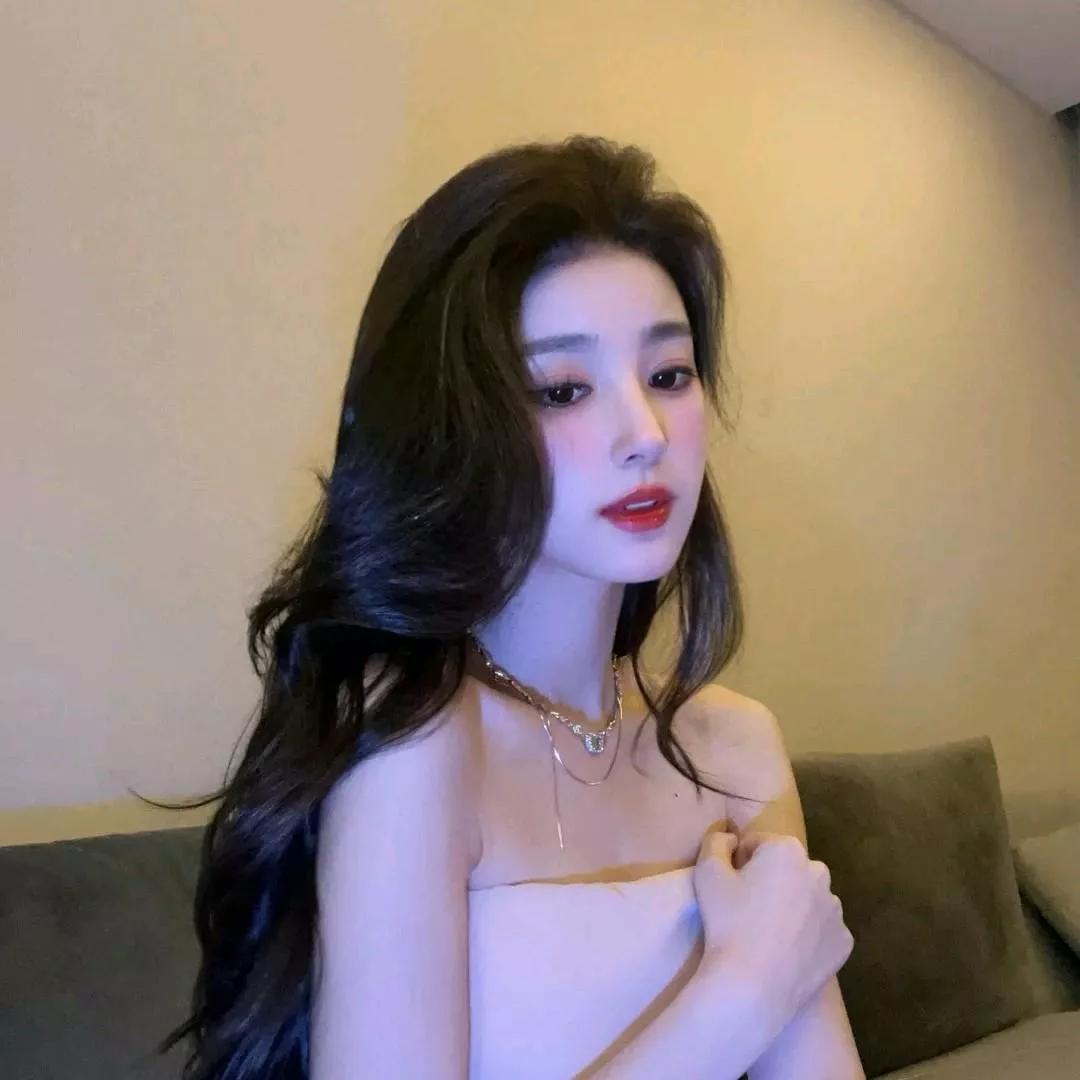 温柔黑发美人，优雅的妆容和精致的配饰黑发红唇女神 黑发女神 黑发辣妹 温柔粉发美