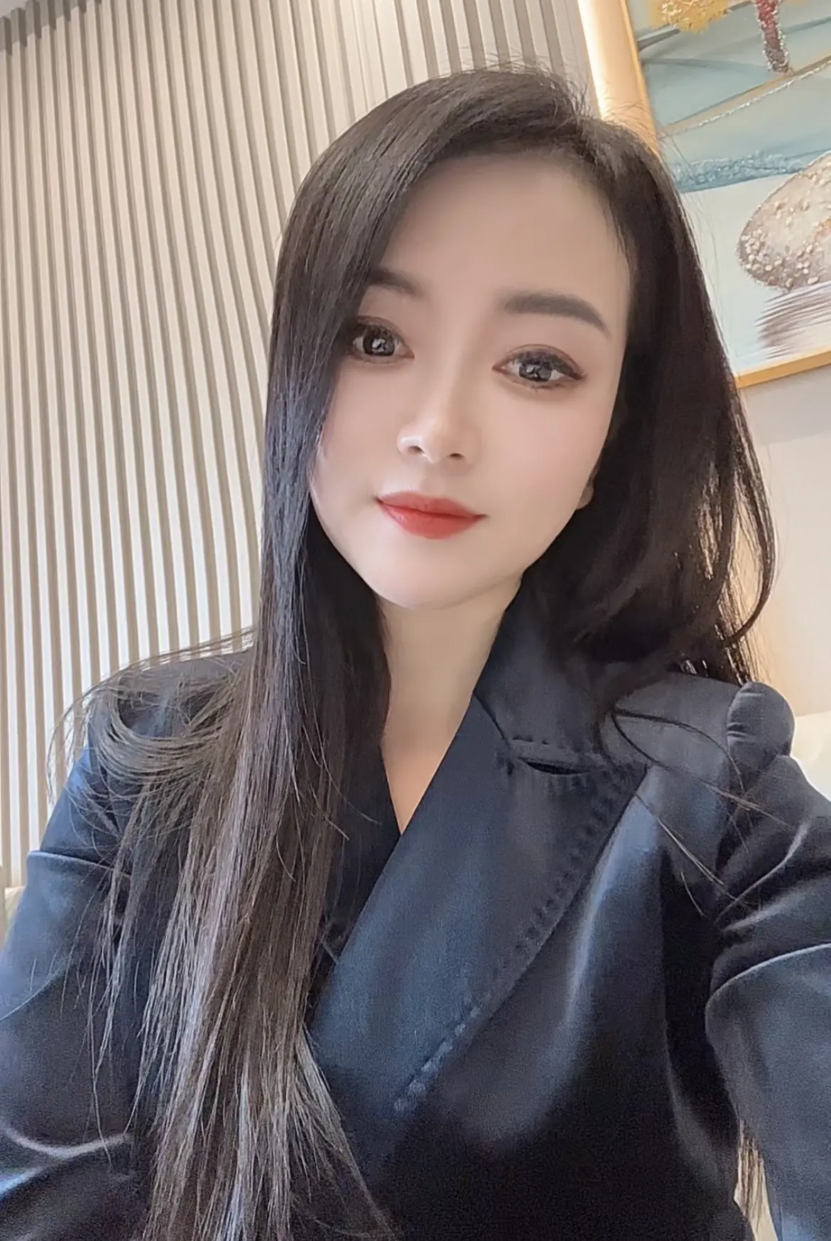 上了年纪的女人就是爱听老情歌……