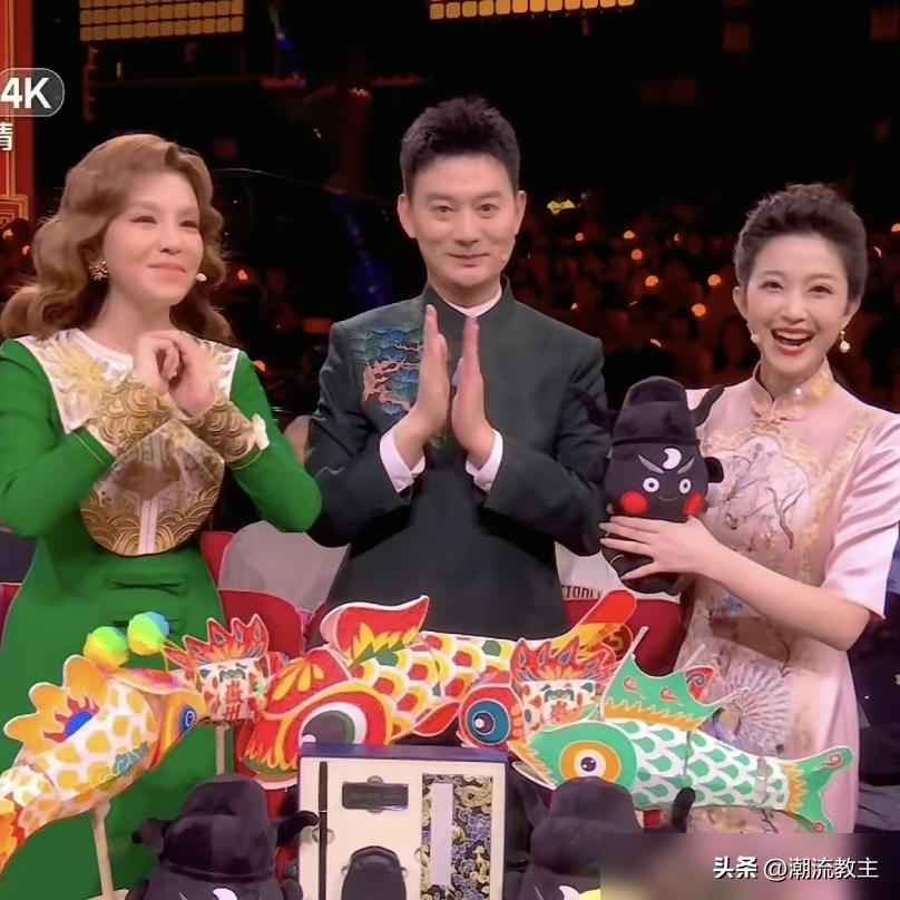 别再劝53岁的朱迅休息了，你根本不懂。
她脖子上那道疤，是两次甲状腺癌留下的勋