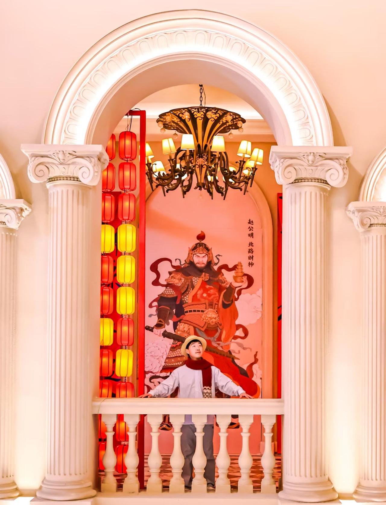 财神爷×圣诞老人梦幻联动！成都你是懂跨年的
逛街偶遇赵公明成都办事处！！！
一进