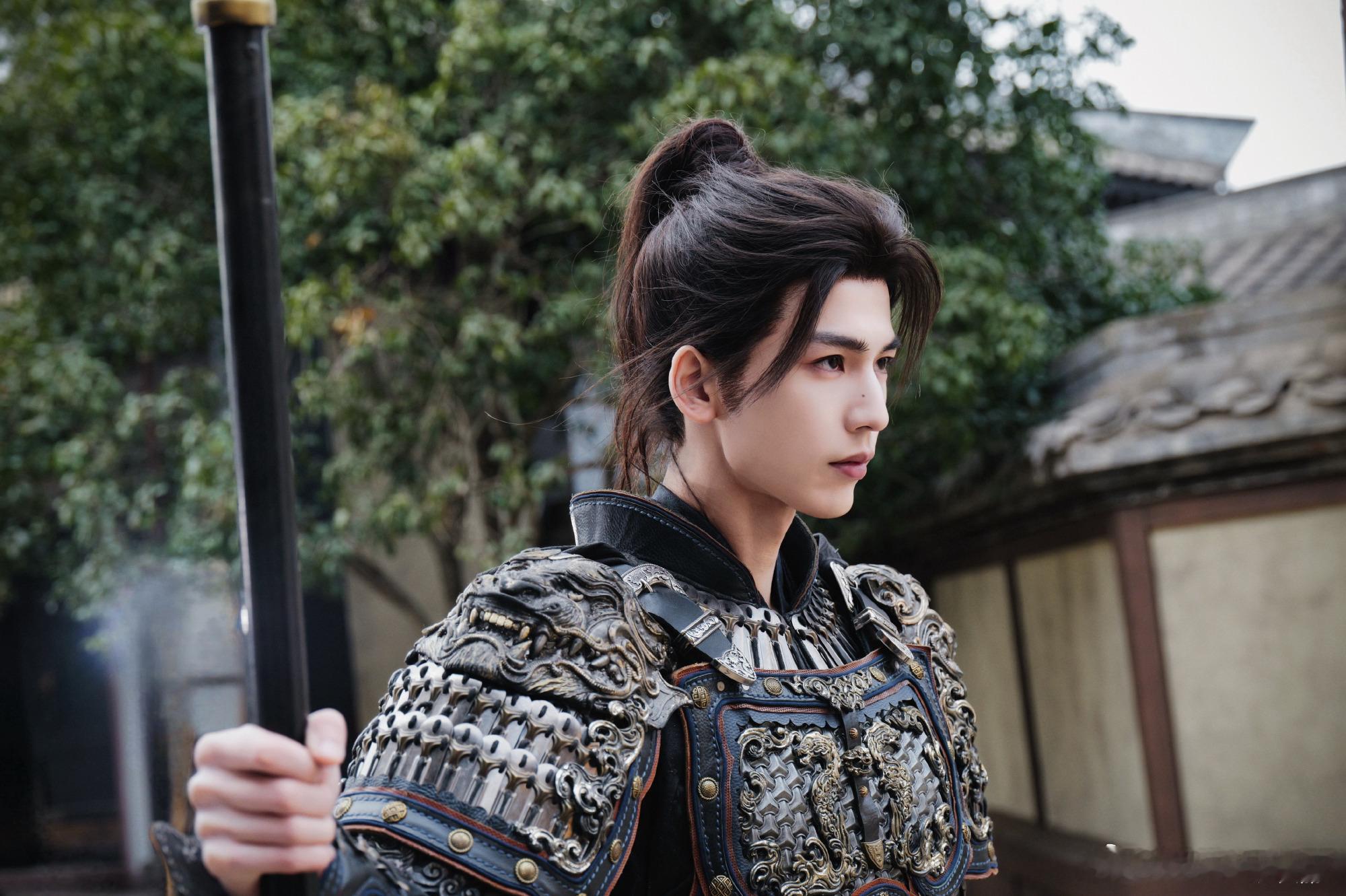 何润东谈张凌赫被评粉底液将军何润东称翻红后接到很多工作邀约 据台媒，《逐玉》热播