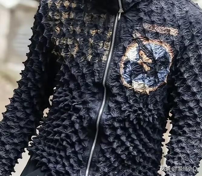 多少人和我一样看到丁禹兮外套的纹路，整个人头皮发麻，密集恐惧症发作。