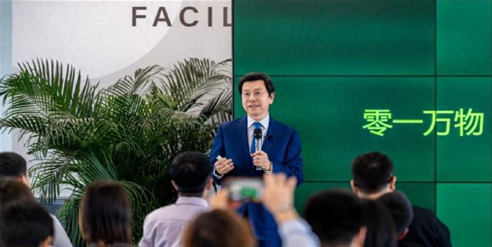 【李开复称不用担心程序员被替代】
今日举办的零一万物万策AI媒体发布会上，零一万