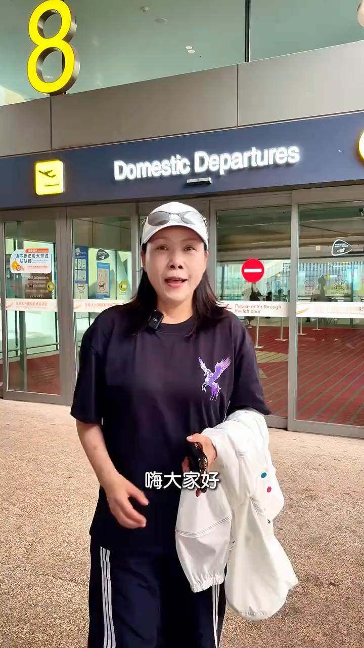 嗨大家好，我是田震。我这个人不出去就难受，一出去就后悔，真是后悔没早点来。去九寨