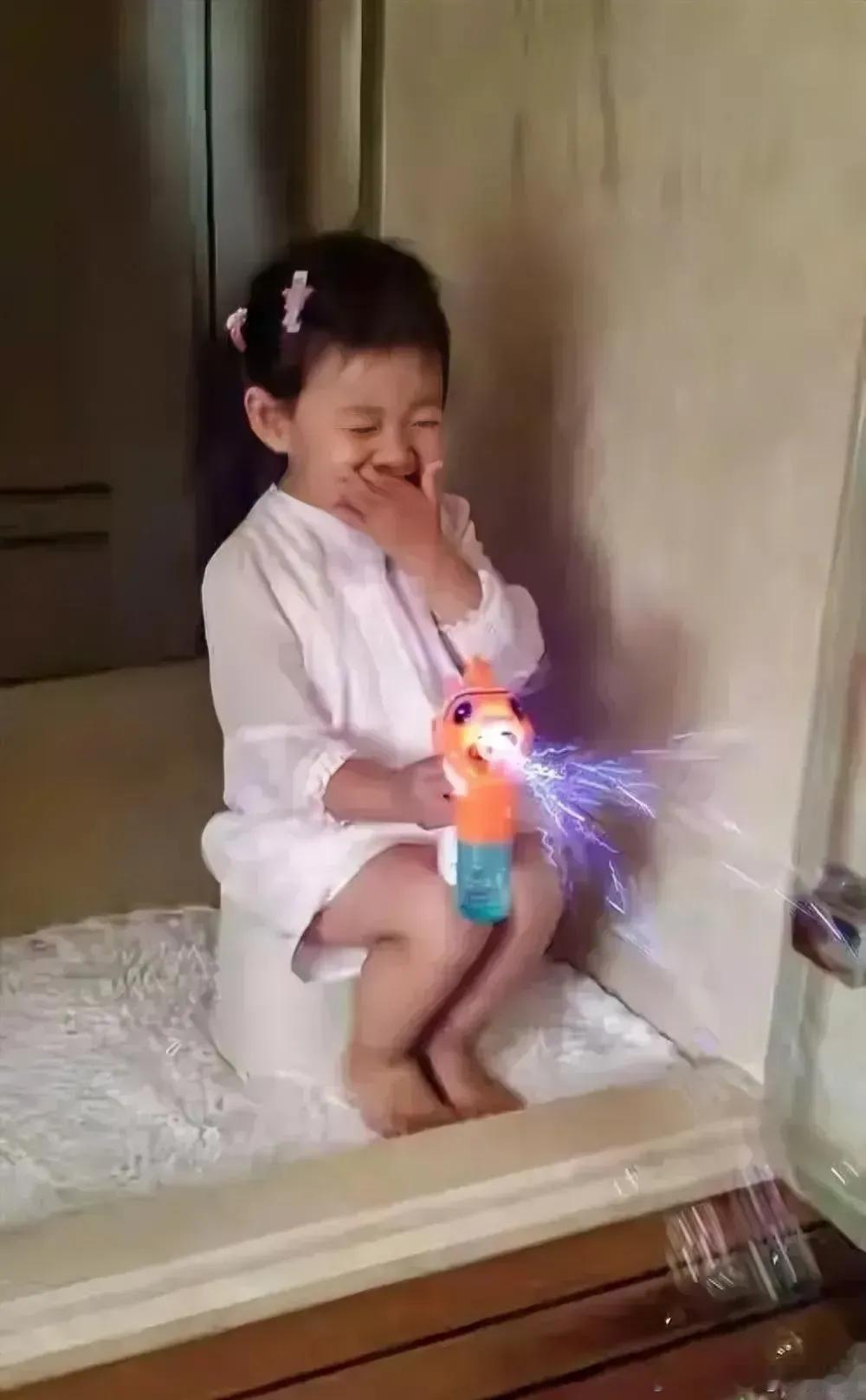 那时的大S是多么爱女儿，睡觉都把孩子放在身上。大S早前发微博，非常骄傲的就是女儿