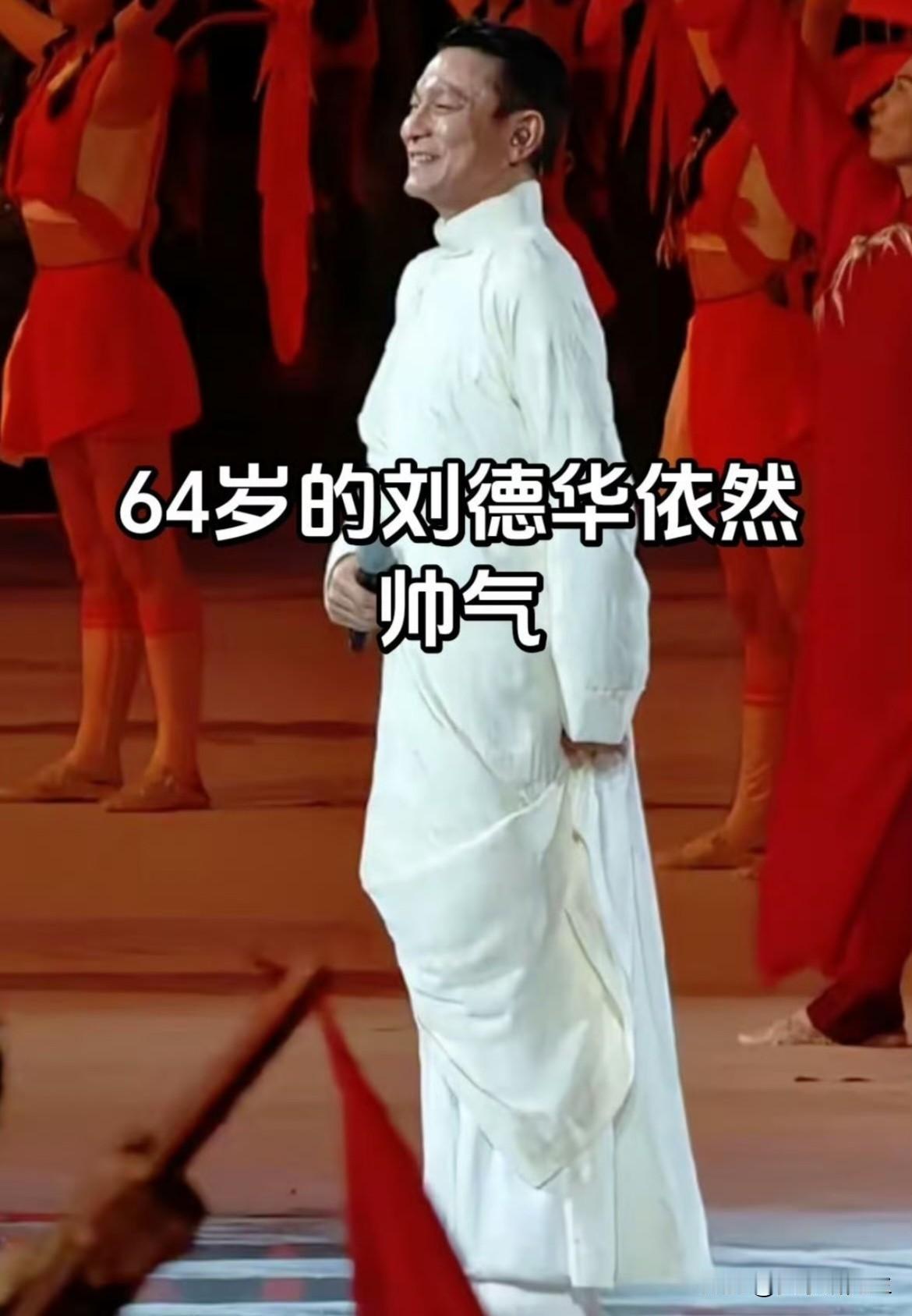 真是越来越看不懂刘德华了
明明64岁的人了
连唱几场演唱会，又碰上大型开幕式，高