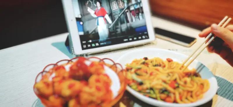 广州这家鼎泰厨·泰国料理（万菱汇店）直播顾客用餐可太离谱了。从2025年12月2